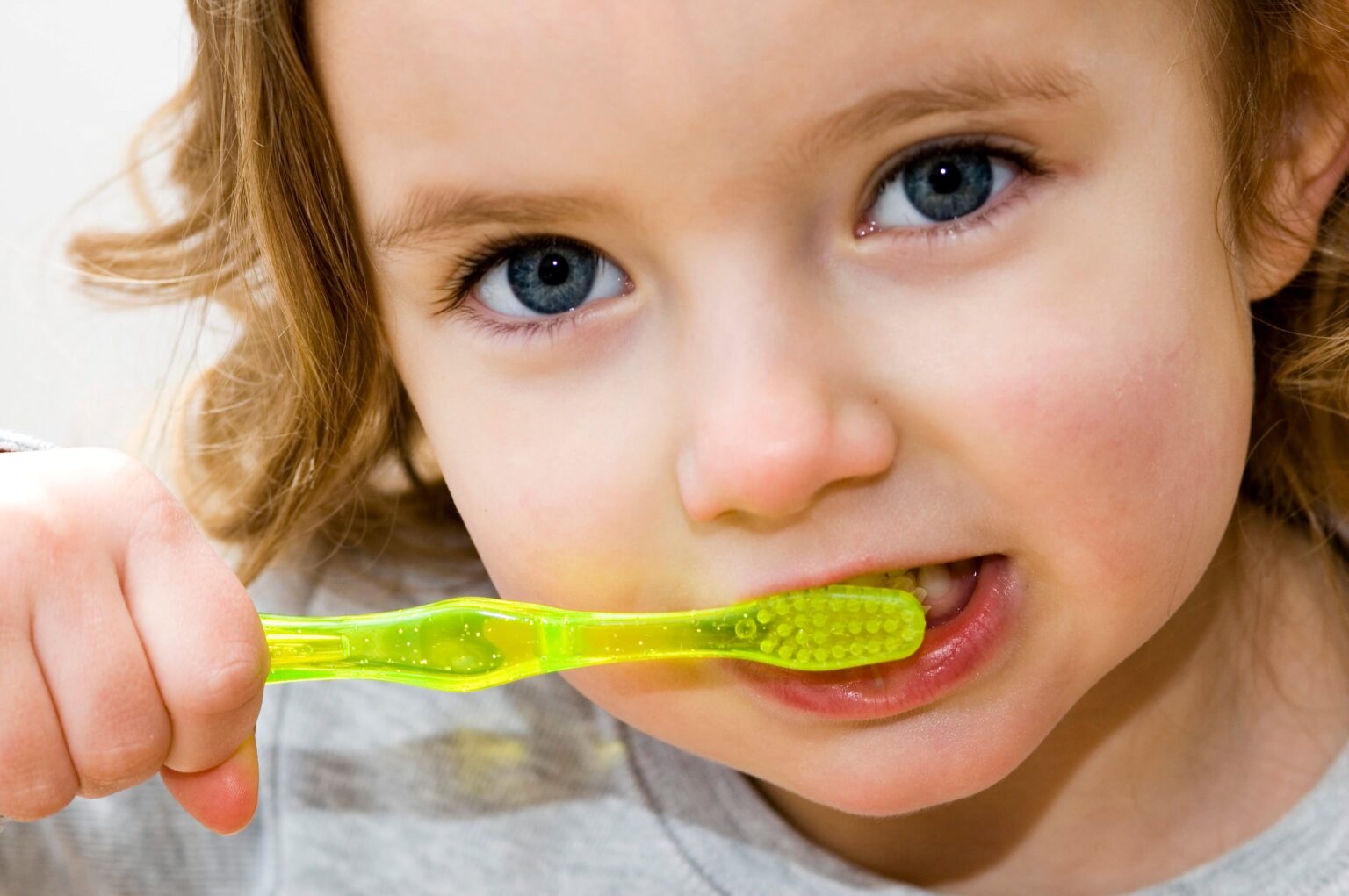 Lavarsi i denti è meglio prima o dopo la colazione