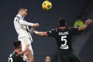 Ronaldo spinge la Juve, doppietta e 3-0 al Crotone