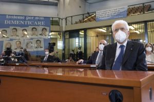 Mattarella “Nessuna zona grigia, o contro la mafia o si è complici”