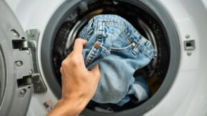 Dopo quanti giorni è giusto lavare jeans e pigiami? Ecco le indicazioni degli esperti