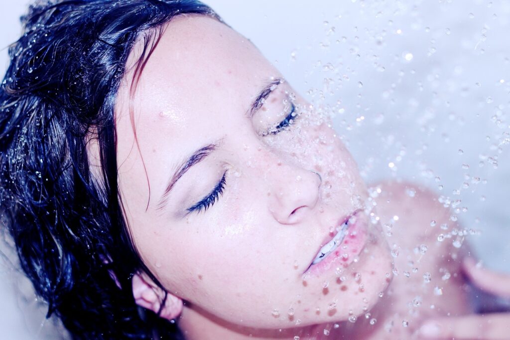 Le docce troppo calde possono essere pericolose per la salute, ecco perché
