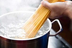 Acqua per la pasta: quando aggiungere il sale in pentola? La risposta definitiva