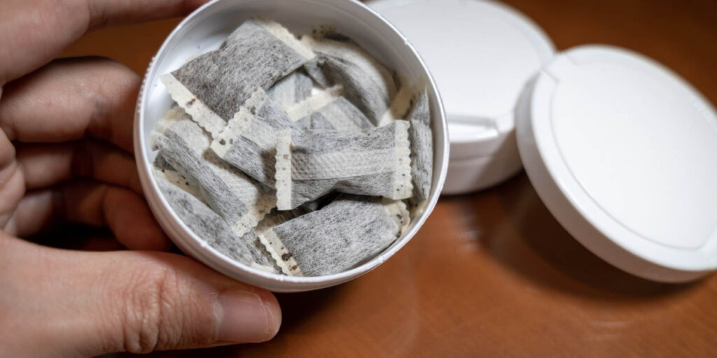 Masticano snus a scuola, due 13enni finiscono in ospedale: cos’è e quali sono gli effetti collaterali